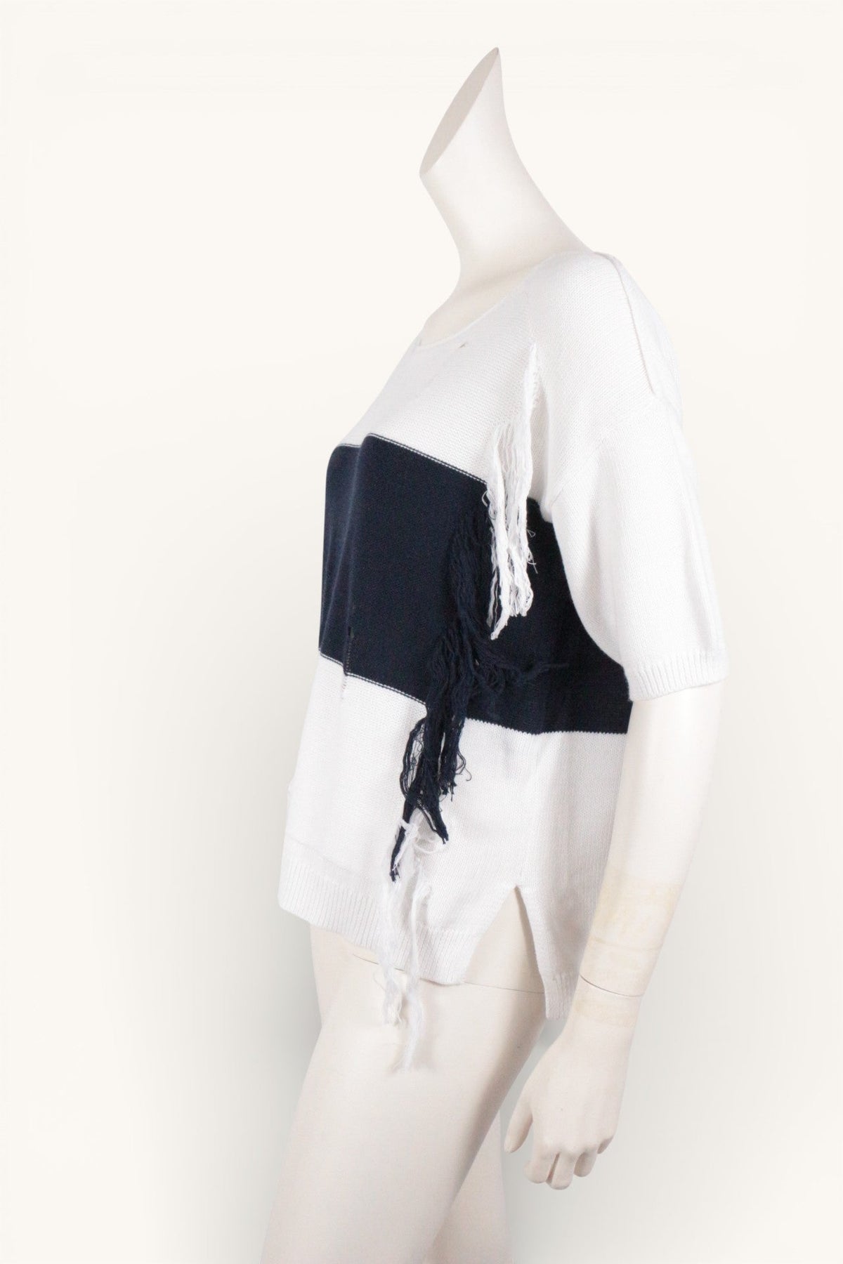 Pull Frippindealz Berenice en coton blanc et bleu marine avec détails effilochés style rebelle chic