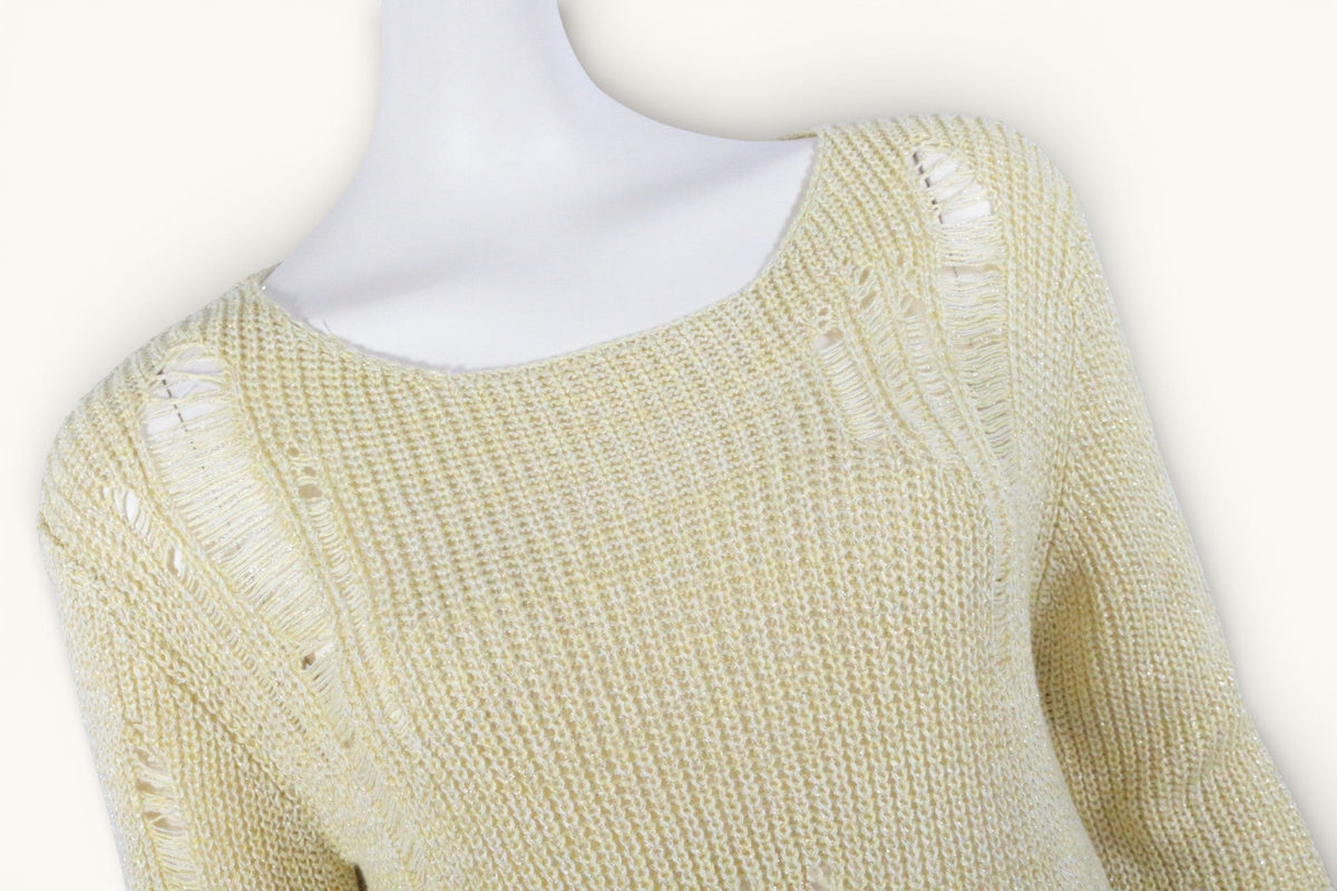 Pull Berenice Frippindealz en maille vert et gris avec détails effilochés style rock sur mannequin