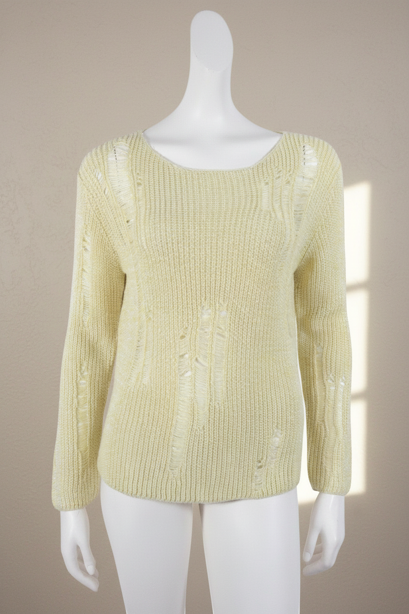 Pull Frippindealz Berenice en maille vert pâle avec détails effilochés et trous stylés sur mannequin
