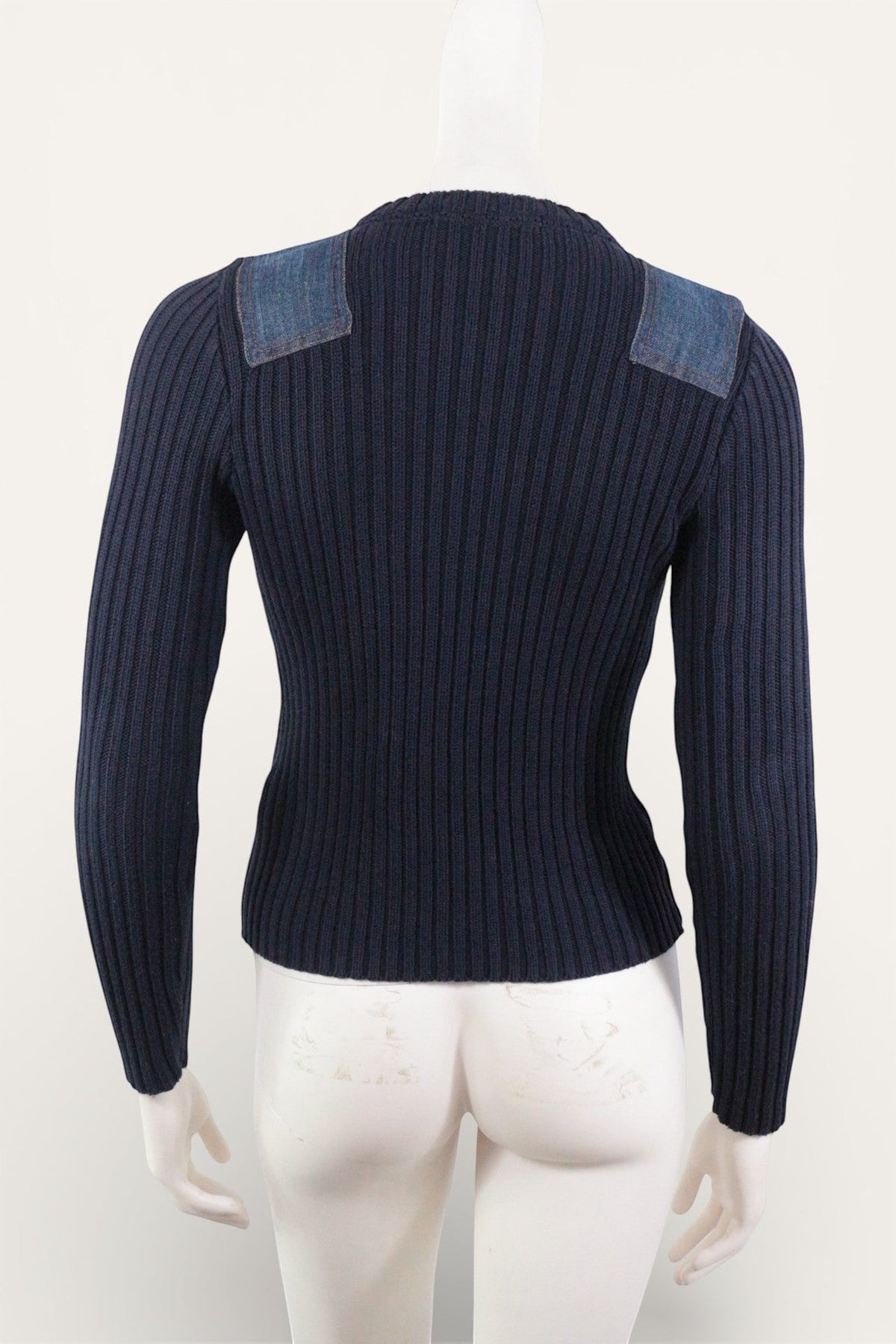 Pull Frippindealz bleu marine en maille côtelée avec empiècements en denim aux épaules, vue arrière