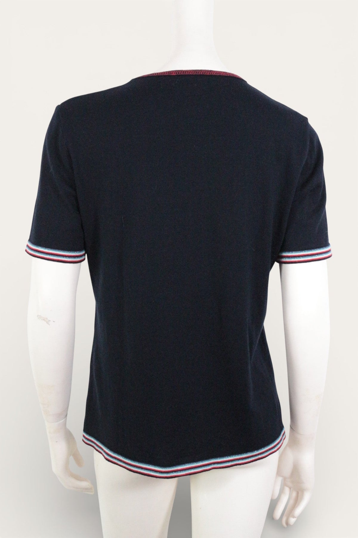 Pull Frippindealz bleu marine à manches courtes avec détails rayés rouge et bleu sur les bords, vue arrière