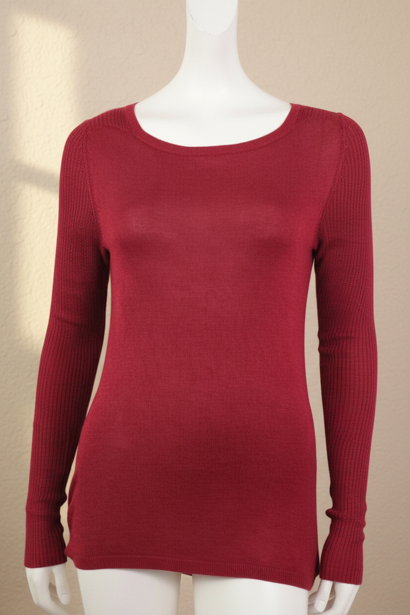 Pull EDC Frippindealz bordeaux en viscose à manches longues et col rond sur mannequin