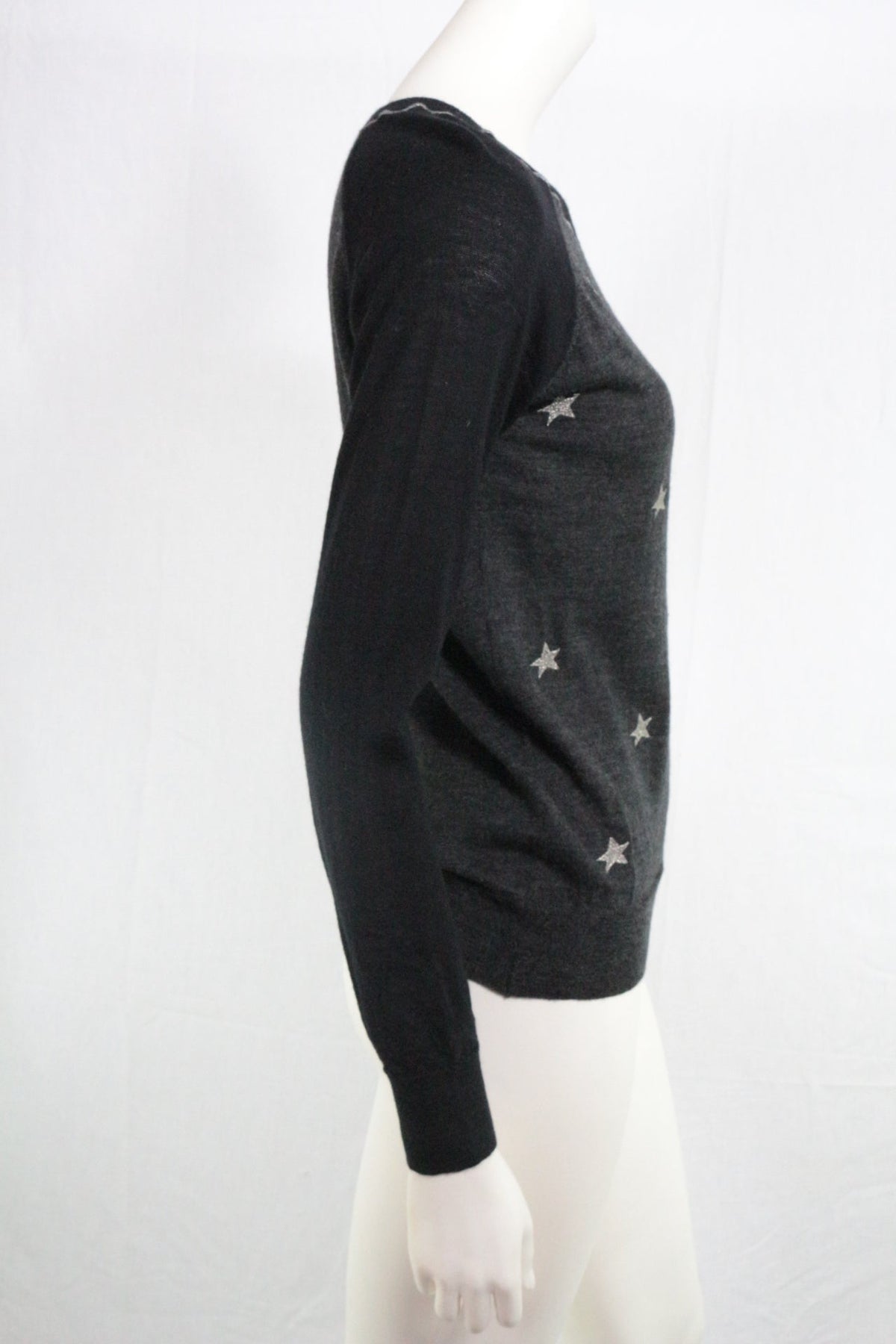 Pull Frippindealz Caroll en laine mérinos noire avec motifs étoiles lurex scintillants, vue de profil sur mannequin
