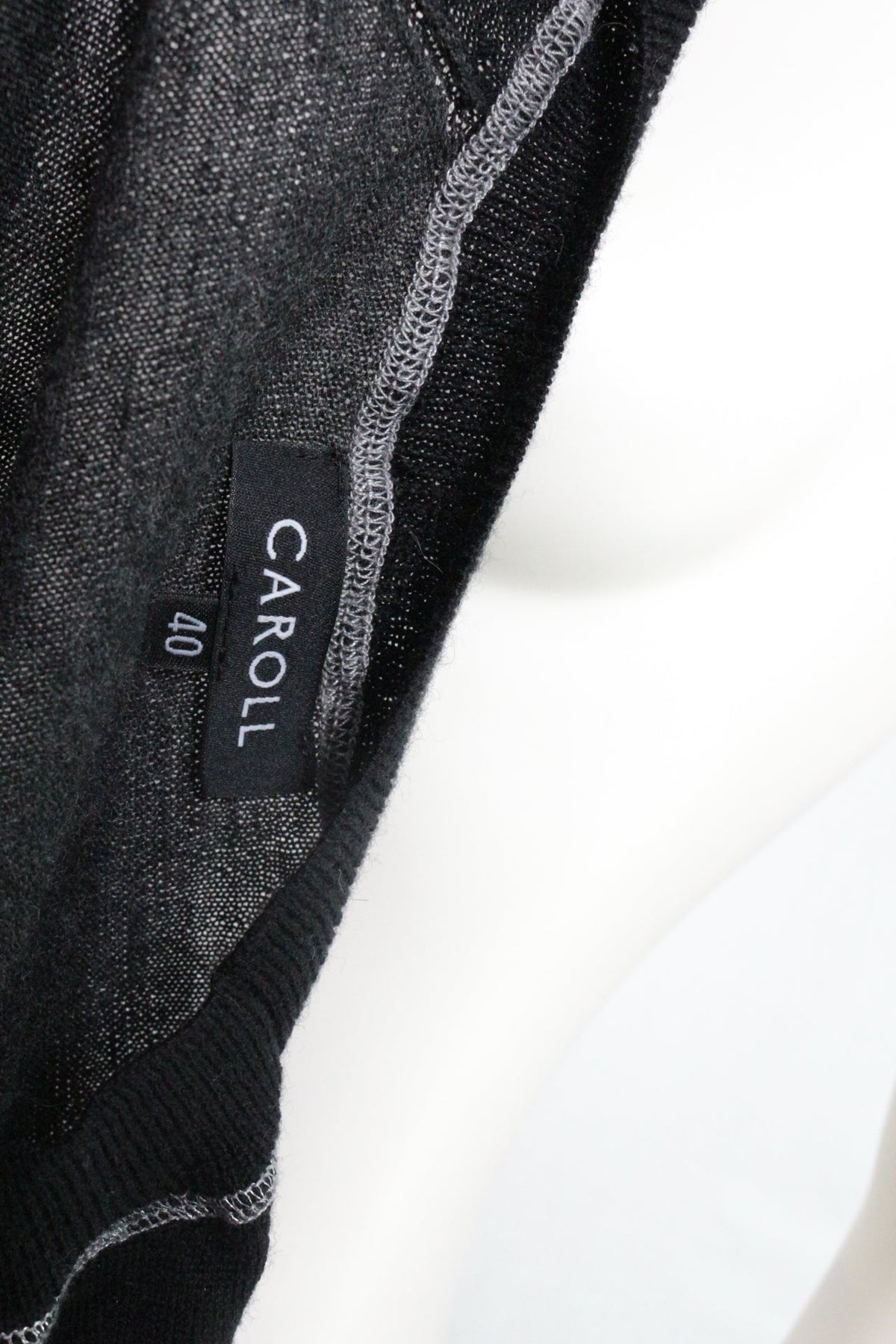 Étiquette de col Caroll taille 40 sur un pull en laine noir avec détails lurex de Frippindealz