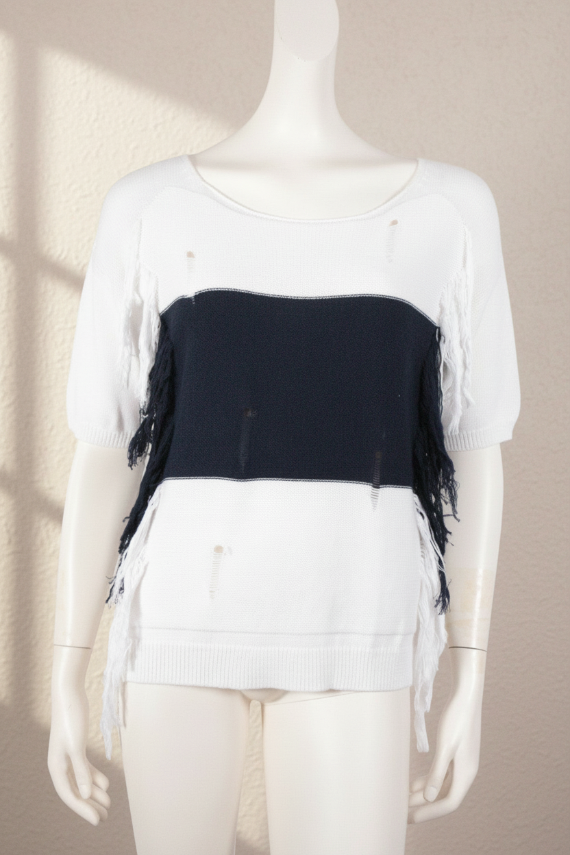 Pull Berenice en coton blanc et bleu marine avec détails effilochés et style rebelle chic sur mannequin