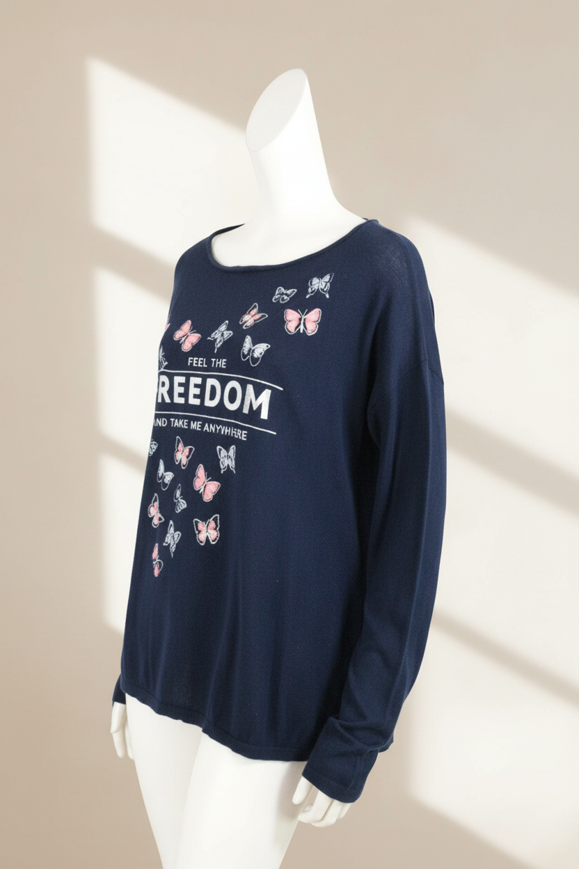 Pull Frippindealz bleu marine en coton avec imprimé papillons et inscription Feel The Freedom sur mannequin