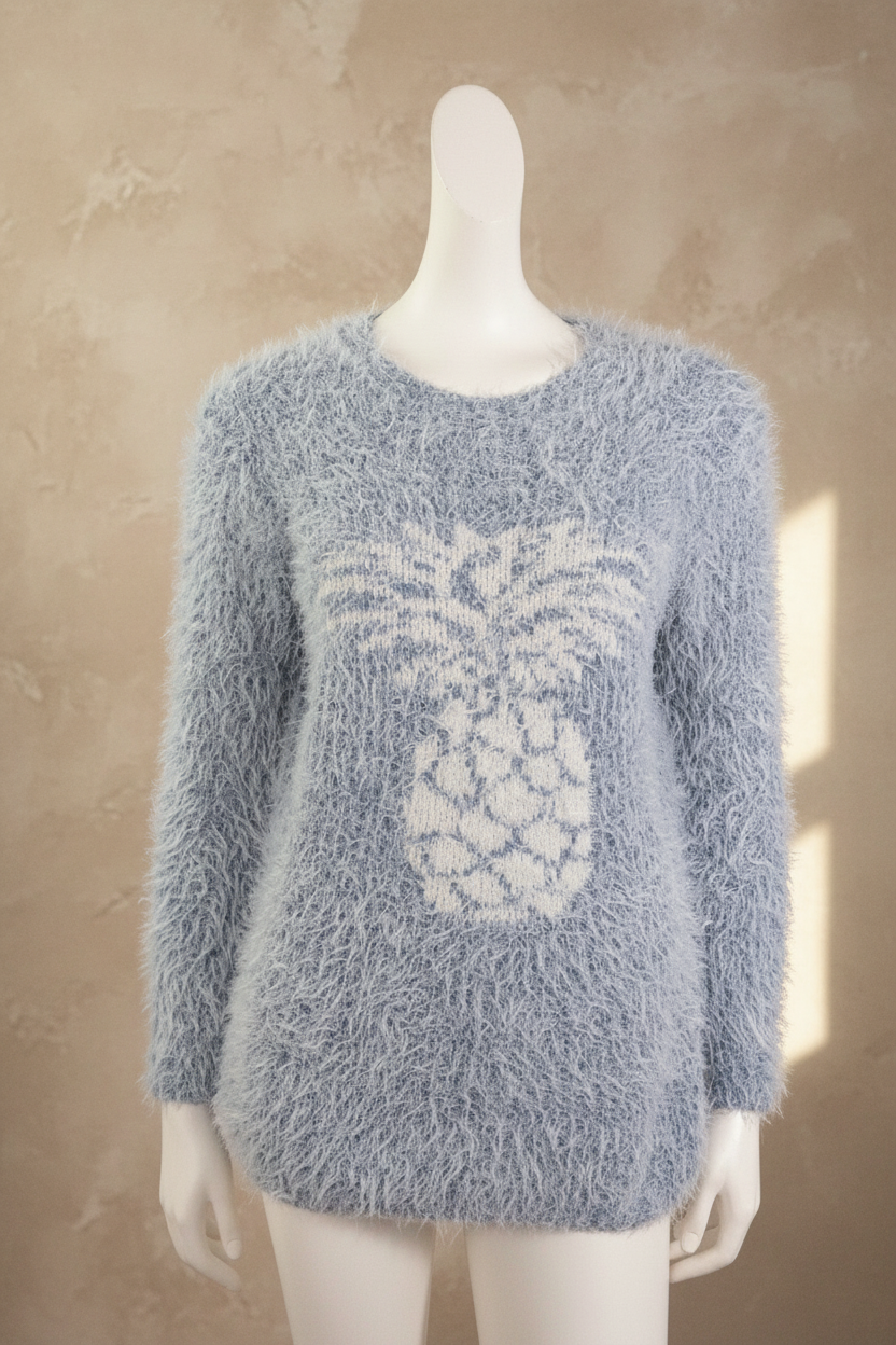 Pull Frippindealz bleu et blanc en maille duveteuse avec motif ananas, taille M, sur mannequin