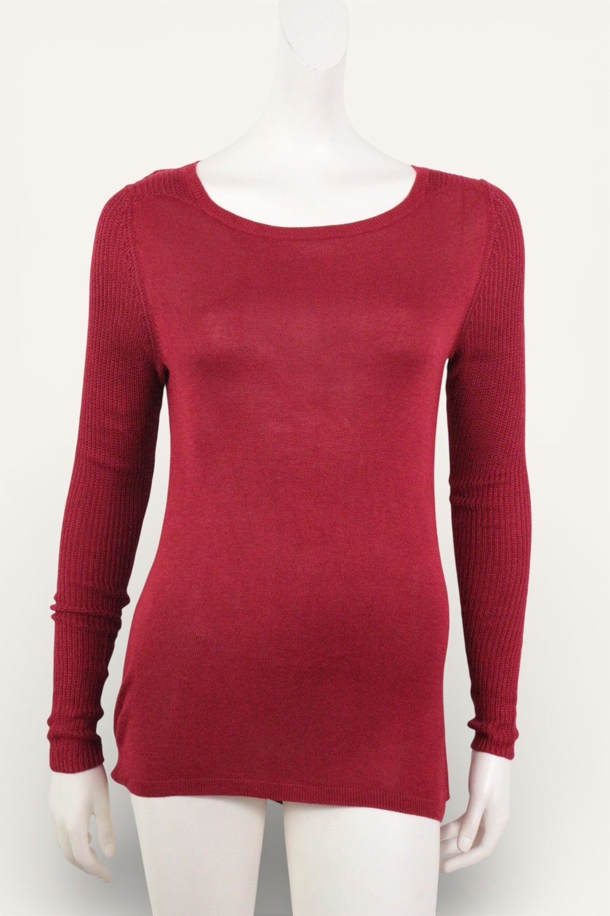 Pull EDC Frippindealz bordeaux en viscose à manches longues et col rond sur mannequin