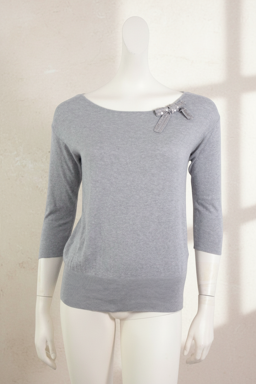 Pull gris Frippindealz en mélange de matières avec détail de nœud à sequins sur l'épaule, coupe classique