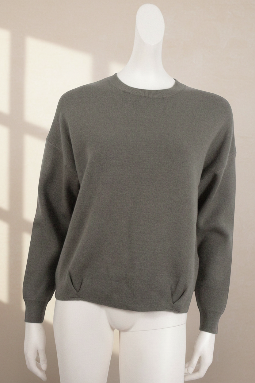 Pull kaki ample Frippindealz en mélange de viscose, polyester et polyamide avec col rond sur mannequin