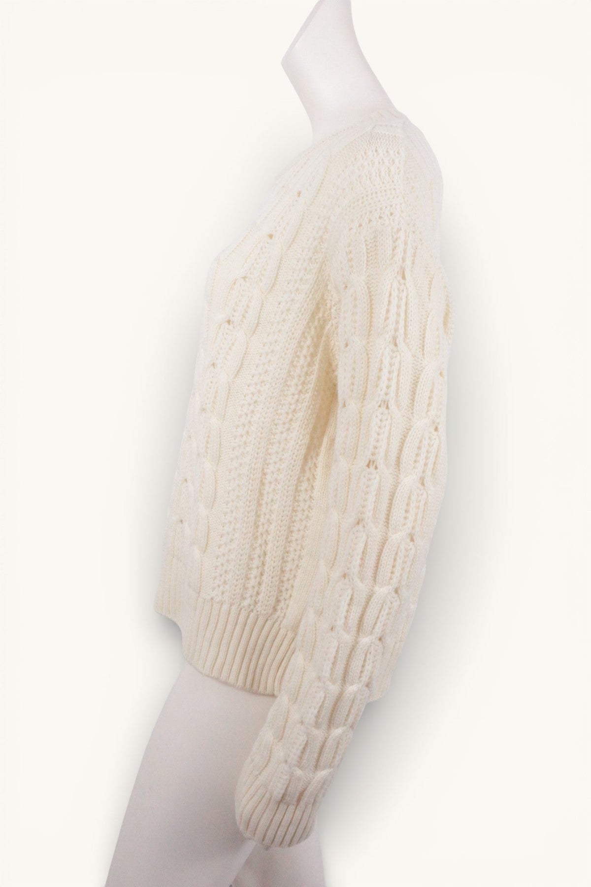 Pull en maille torsadée crème Frippindealz en mélange laine et acrylique, vue de profil sur mannequin