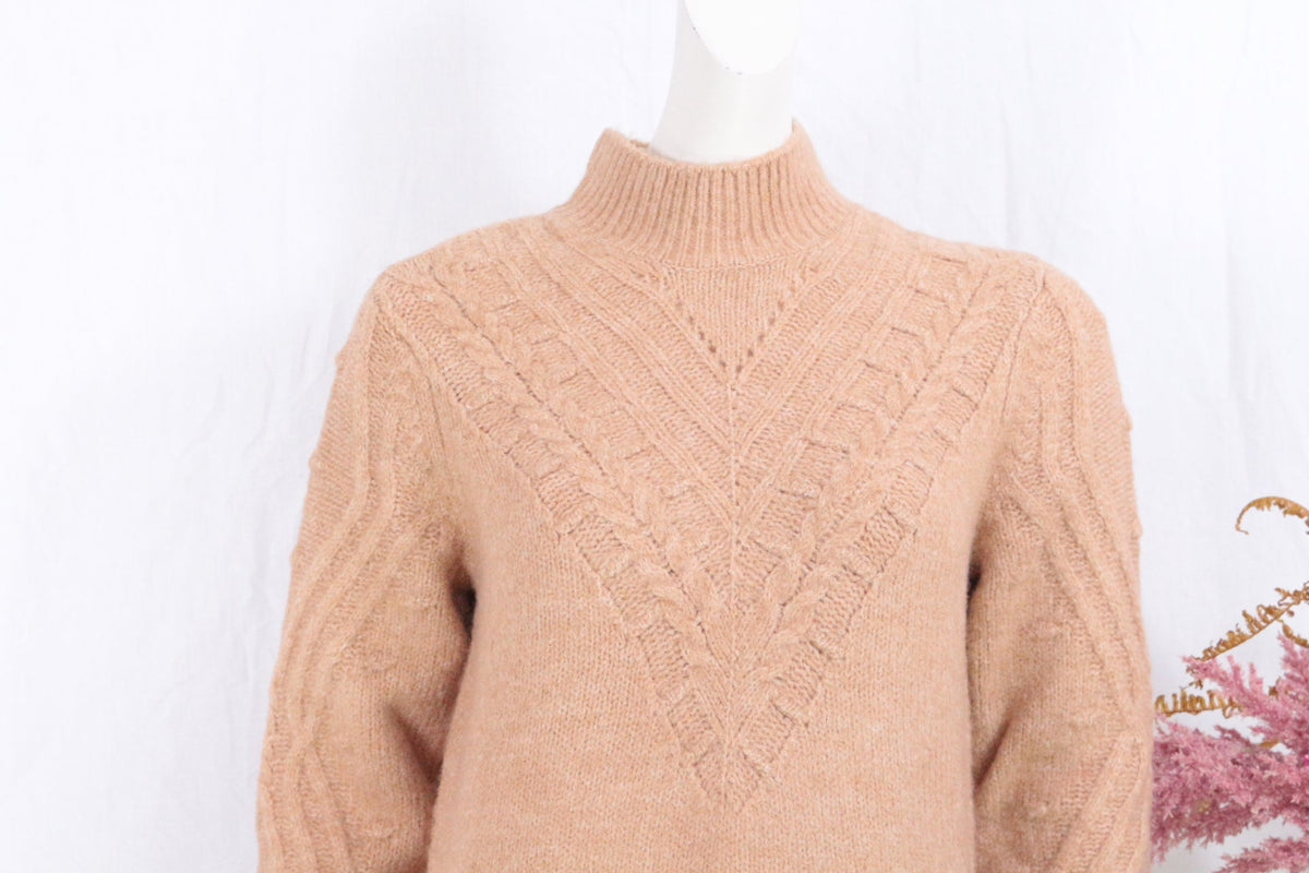 Pull Frippindealz Lolaliza camel à col montant avec détails en maille torsadée, texture douce et moderne