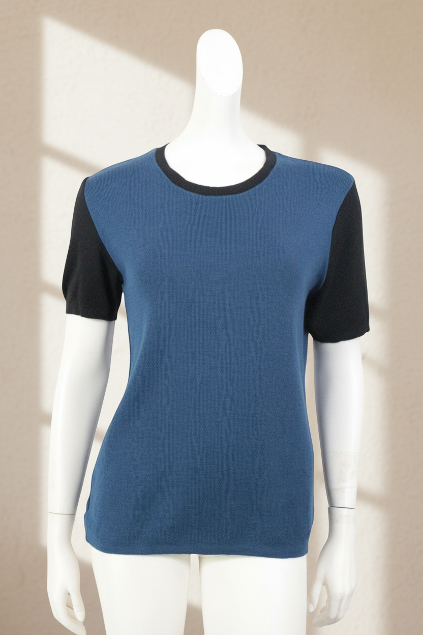 Pull long Frippindealz en laine et acrylique bleu avec manches courtes noires sur mannequin