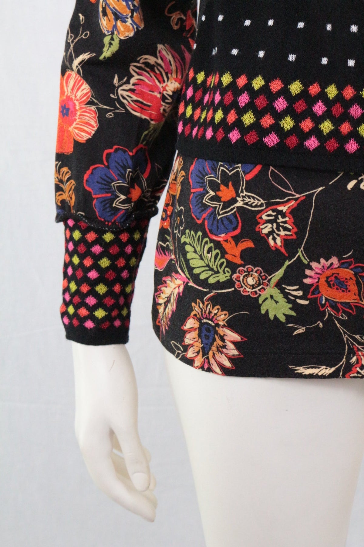 Pull Frippindealz Olivier Philips noir à motifs floraux et géométriques colorés, style rétro, en polyamide