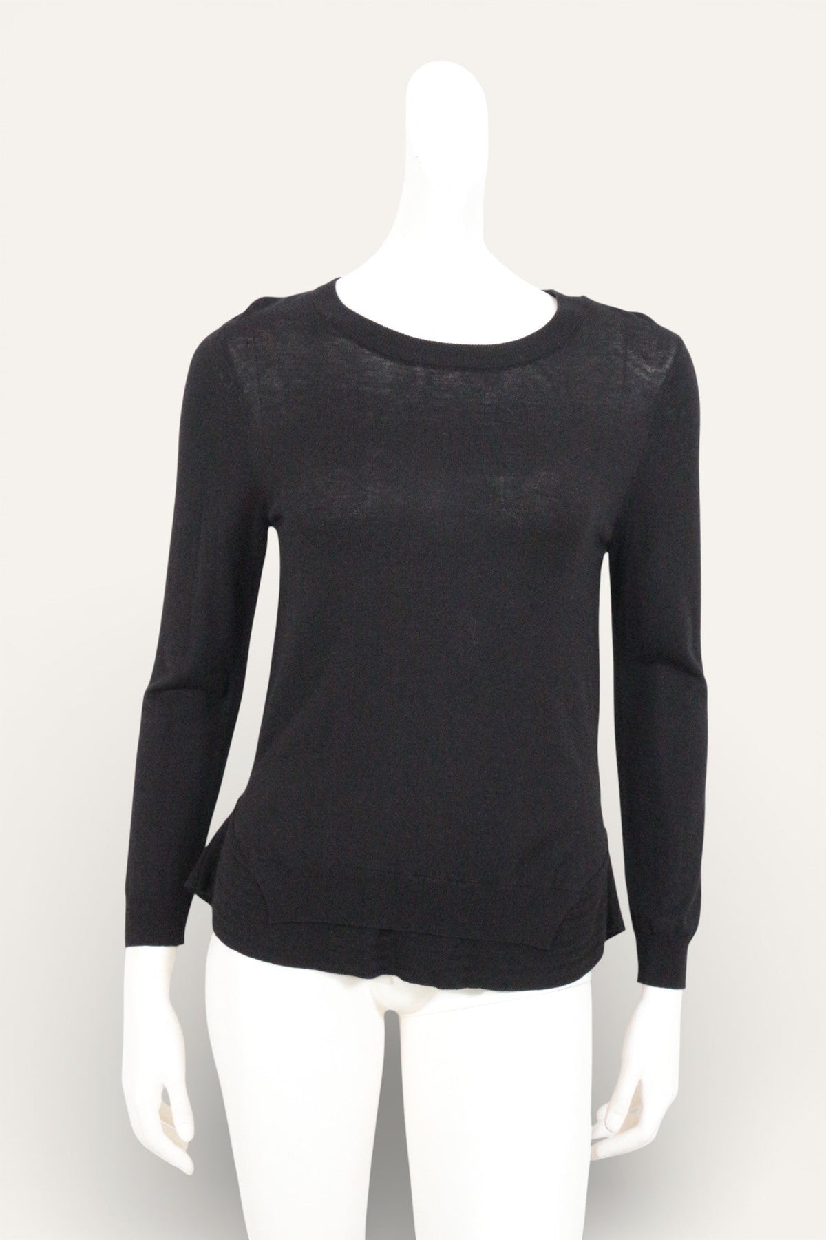 Pull noir Frippindealz en maille fine avec col rond et manches longues, coupe élégante et minimaliste