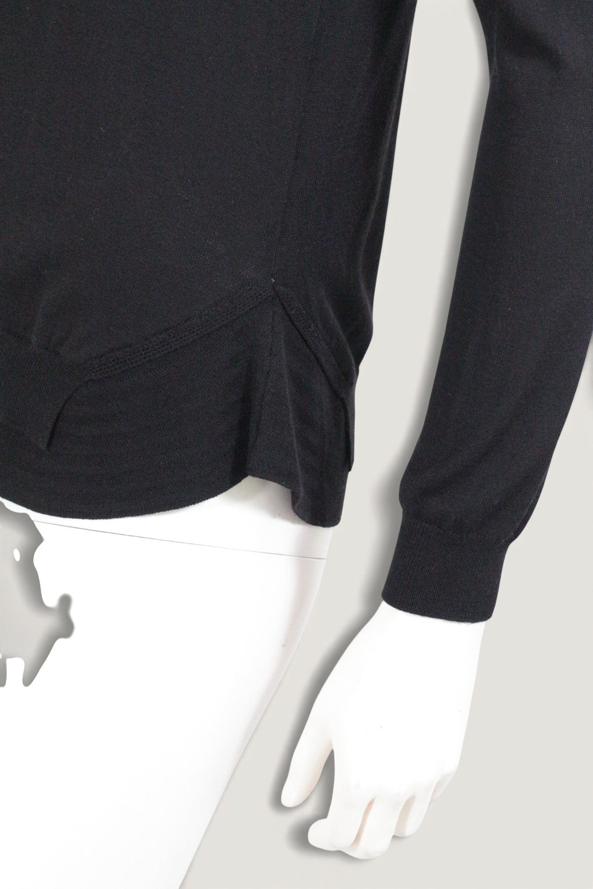 Pull noir Frippindealz en maille douce avec finitions côtelées et ourlet arrondi, style chic et intemporel