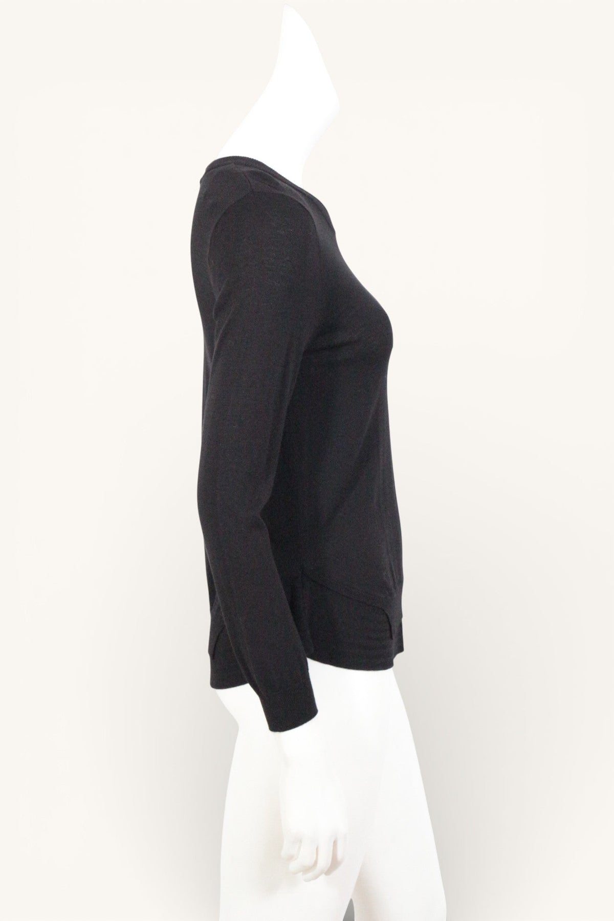 Pull noir Frippindealz en viscose et polyamide, coupe ajustée à manches longues, vue de profil sur mannequin.