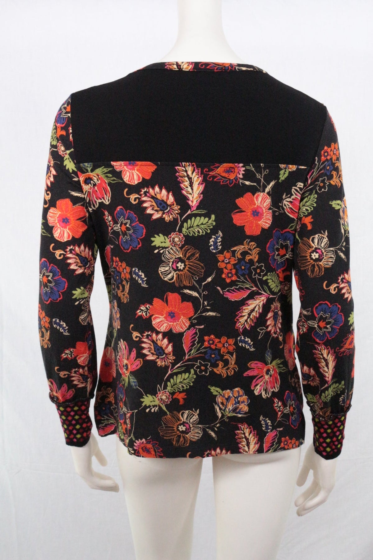Pull Frippindealz Olivier Philips noir à motifs floraux et géométriques colorés, vue arrière sur mannequin