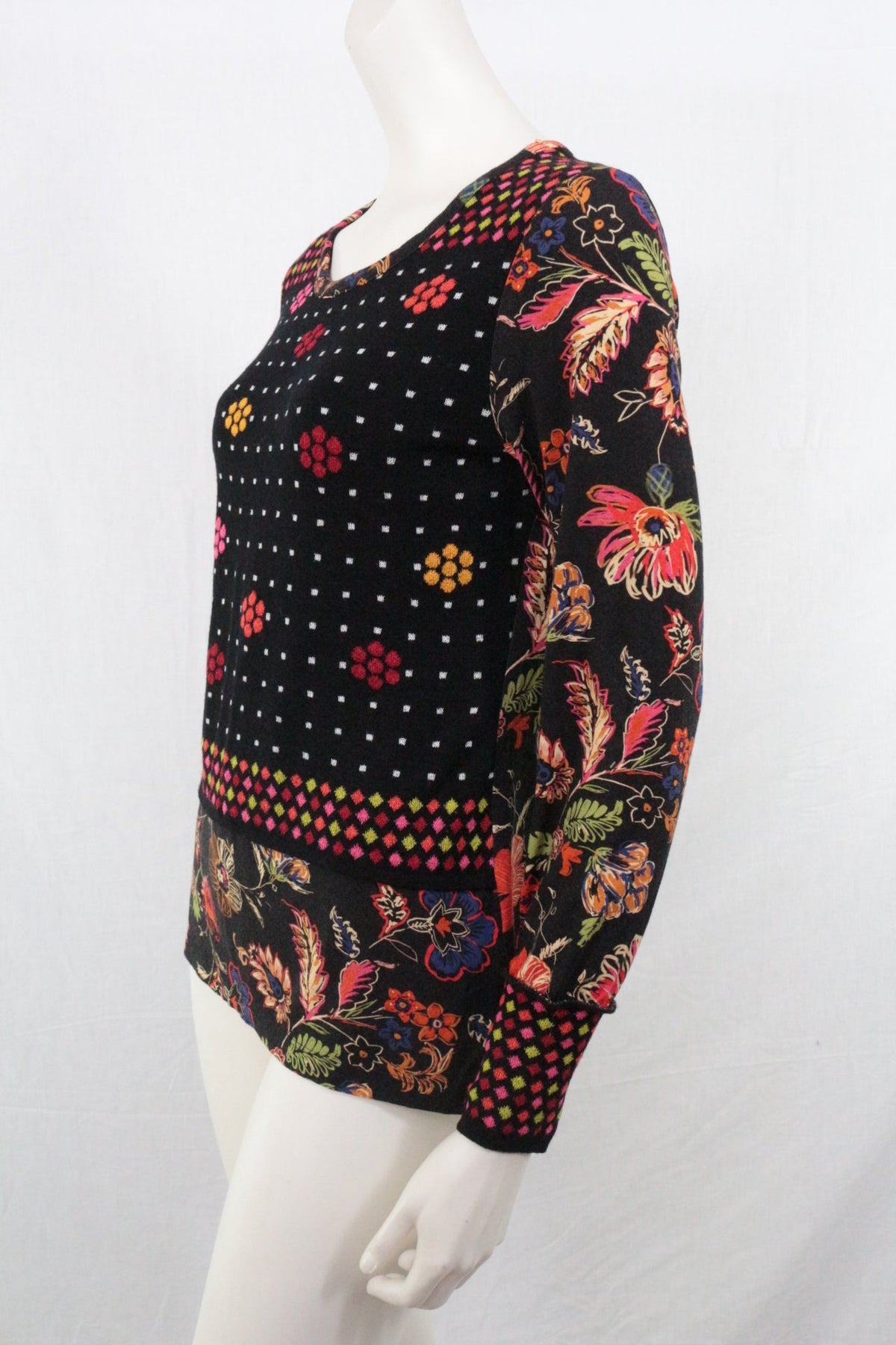 Pull Frippindealz Olivier Philips noir à motifs floraux et géométriques colorés, coupe ajustée, style rétro.