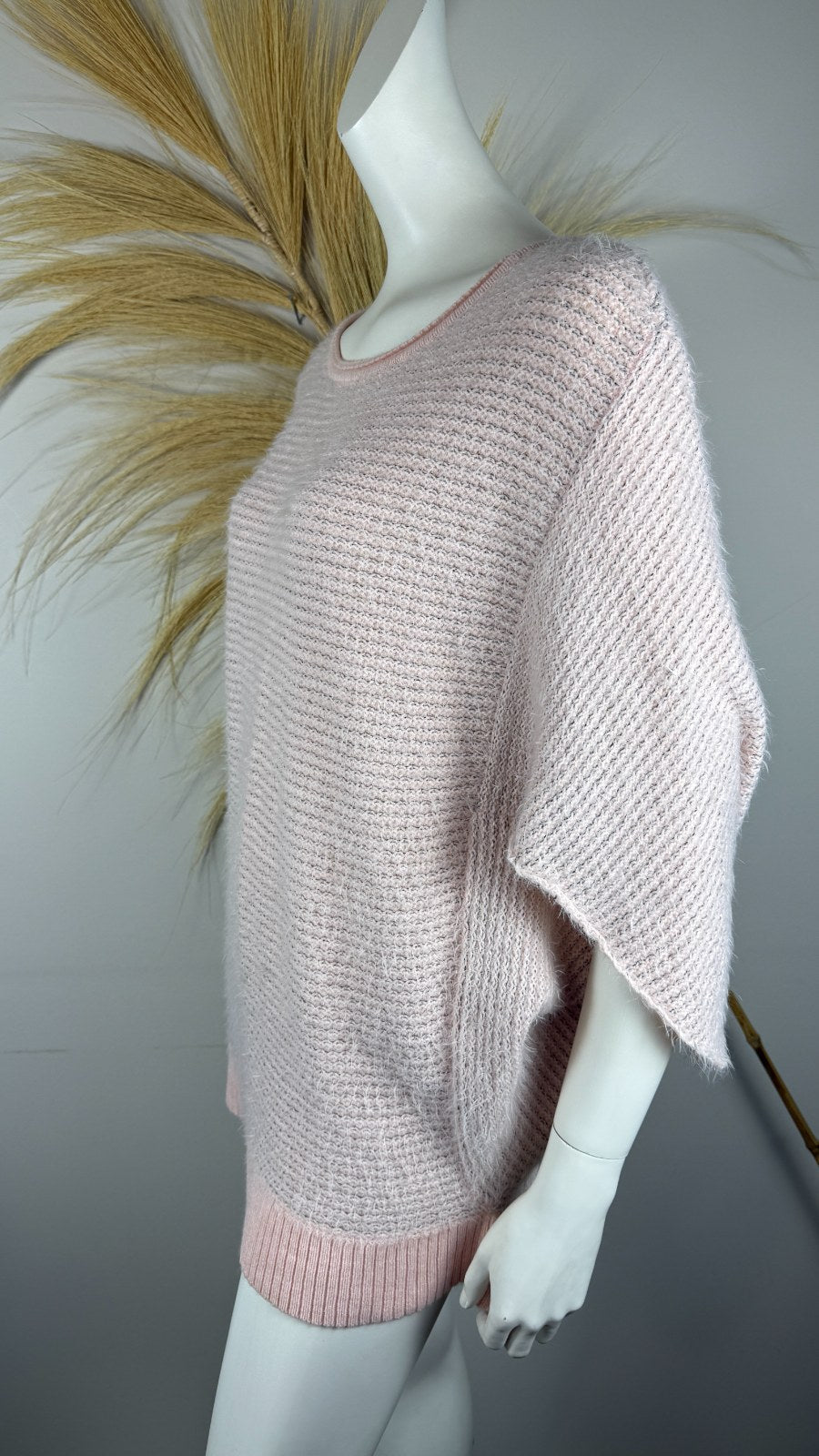 Pull oversize Frippindealz Viriato rose poudré en maille gaufrée duveteuse avec manches chauve-souris et col rond