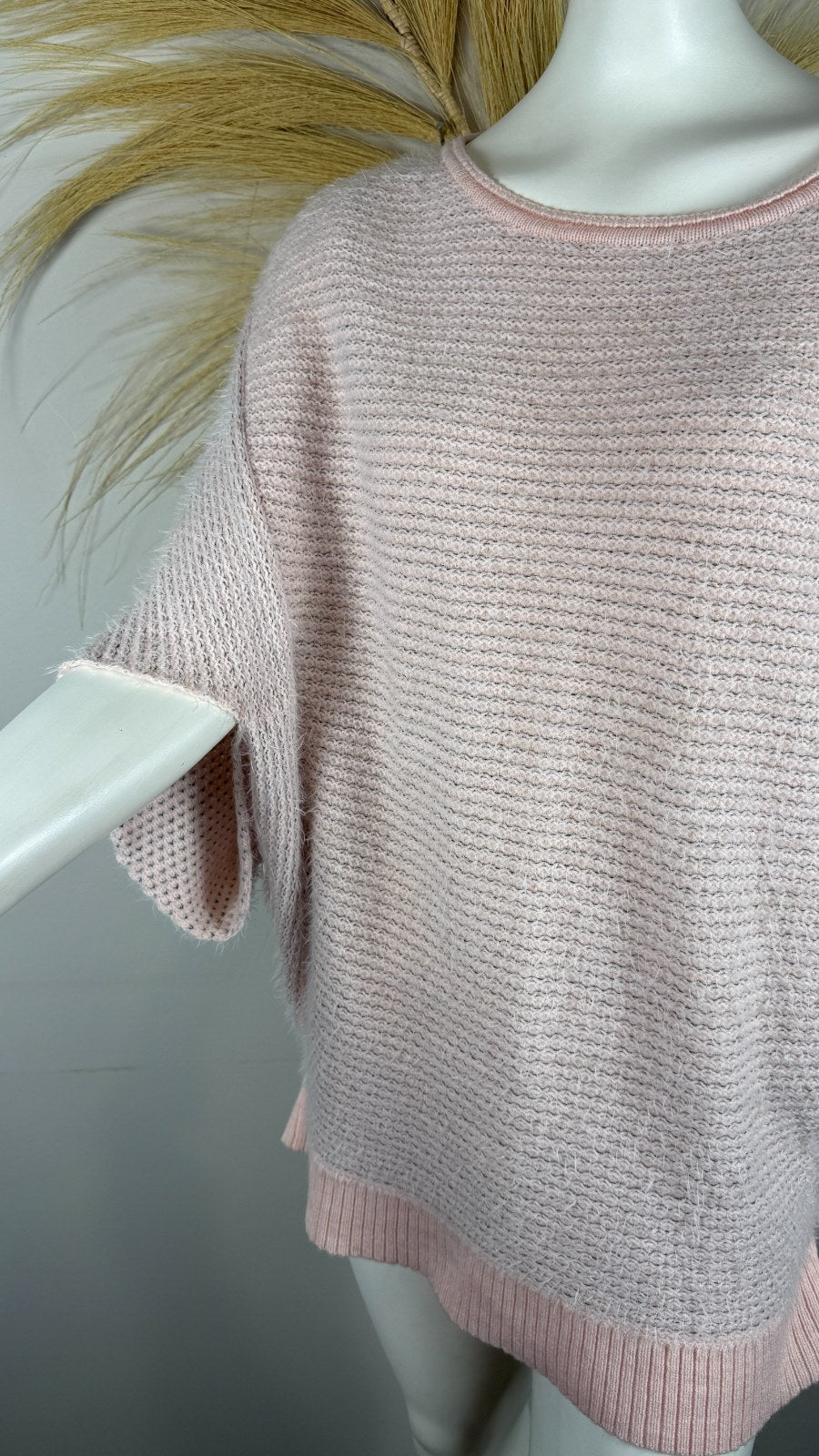 Pull oversize Frippindealz rose poudré en maille gaufrée duveteuse avec manches chauve-souris et col rond côtelé