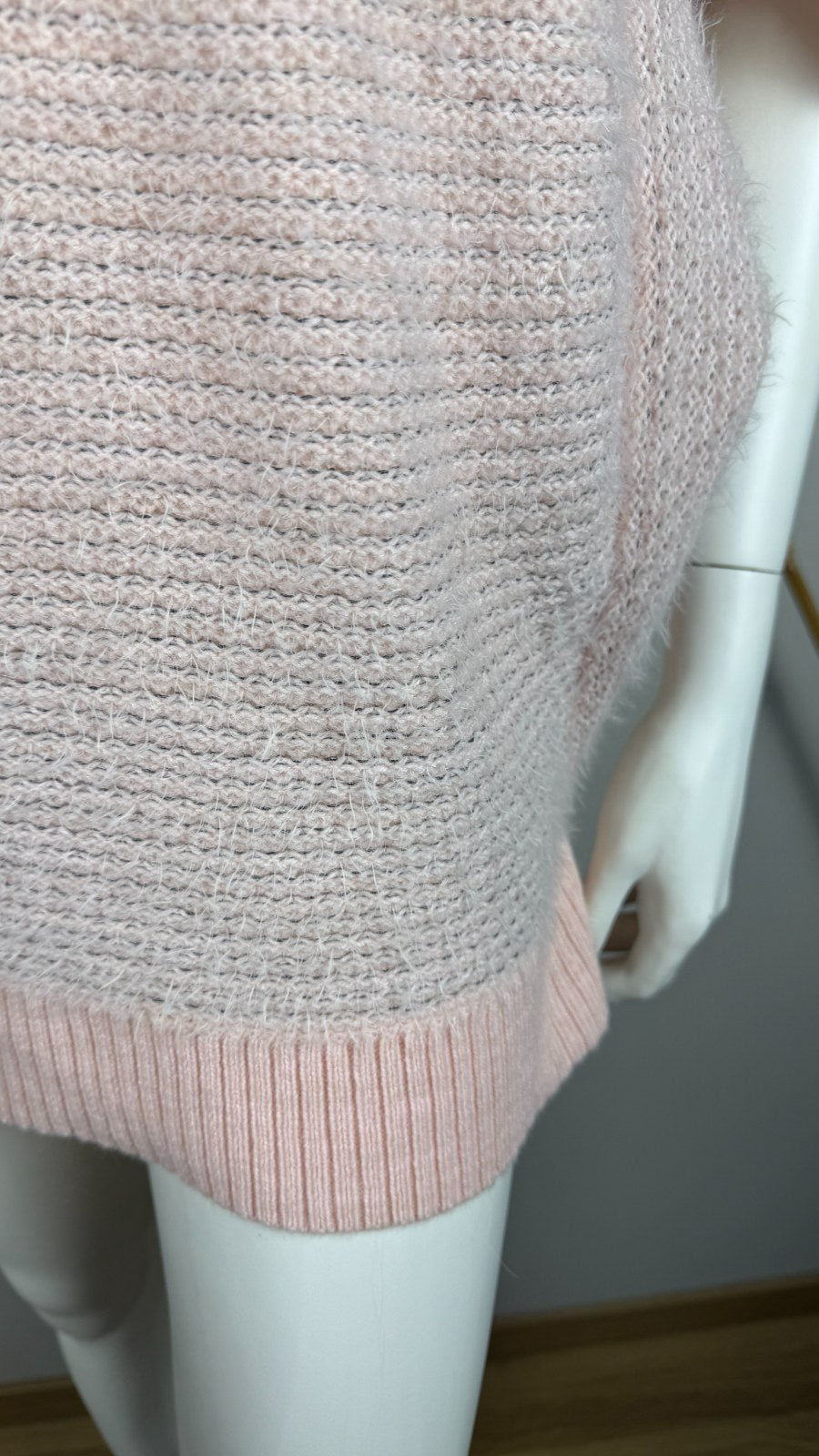 Pull oversize Frippindealz Viriato rose poudré en maille gaufrée duveteuse avec bords côtelés sur mannequin