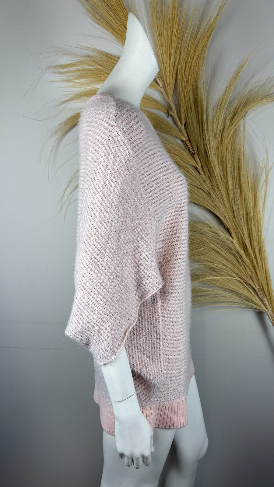 Pull oversize Frippindealz rose poudré en maille gaufrée duveteuse avec manches chauve-souris sur mannequin