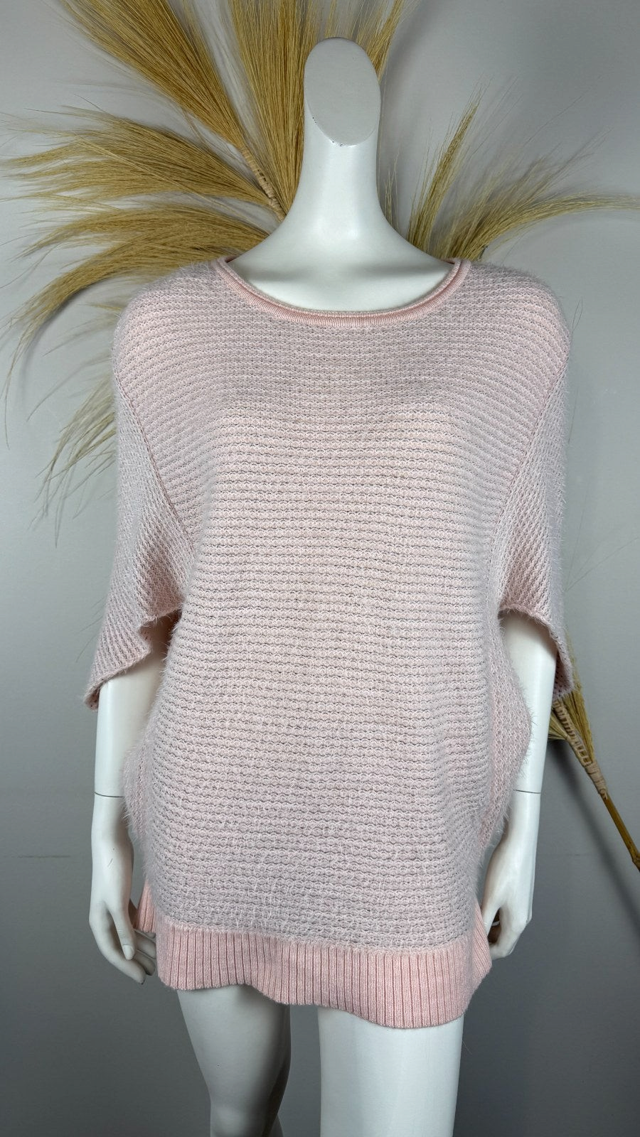 Pull oversize Frippindealz rose poudré en maille gaufrée duveteuse avec manches chauve-souris et col rond