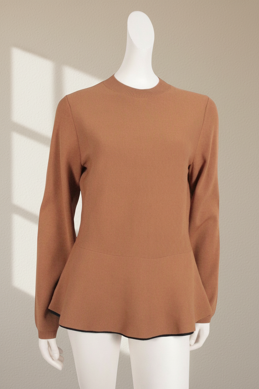 Pull peplum marron Harmont & Blaine en viscose et polyester, présenté sur un mannequin par Frippindealz