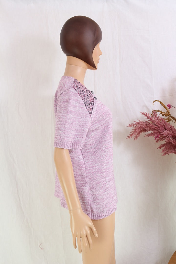Pull Frippindealz tel telle rose chiné en maille à manches courtes avec détails texturés et boutons décoratifs