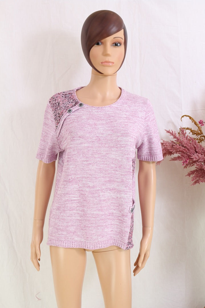 Pull Frippindealz rose chiné en maille avec manches courtes, détails texturés et boutons décoratifs sur l'épaule