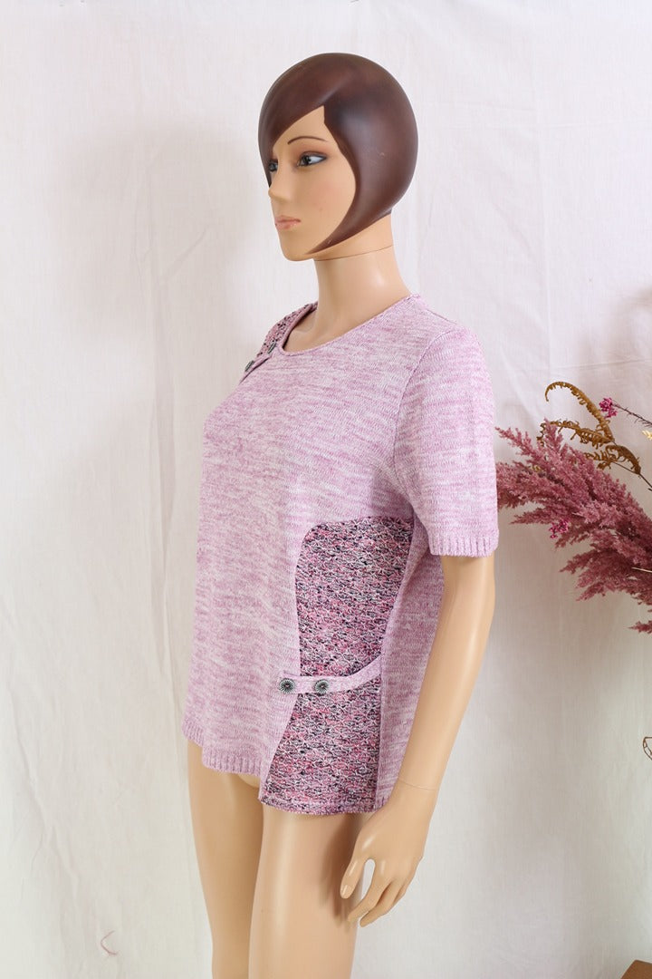 Pull Frippindealz rose chiné en maille avec manches courtes, empiècements texturés et boutons décoratifs sur le côté