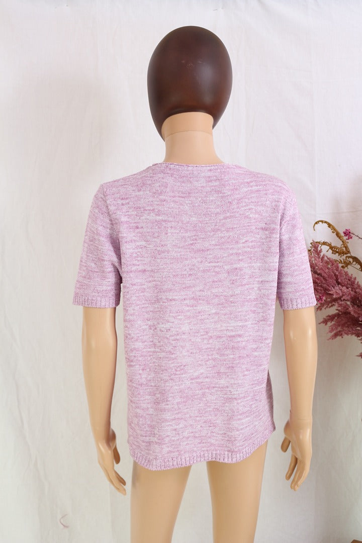 Pull Frippindealz tel telle rose chiné en maille à manches courtes porté par un mannequin, vue de dos