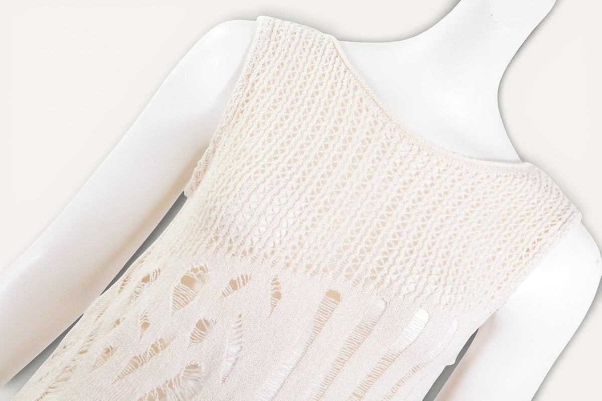Pull sans manches Frippindealz Zara en maille ajourée crème avec détails effilés sur mannequin