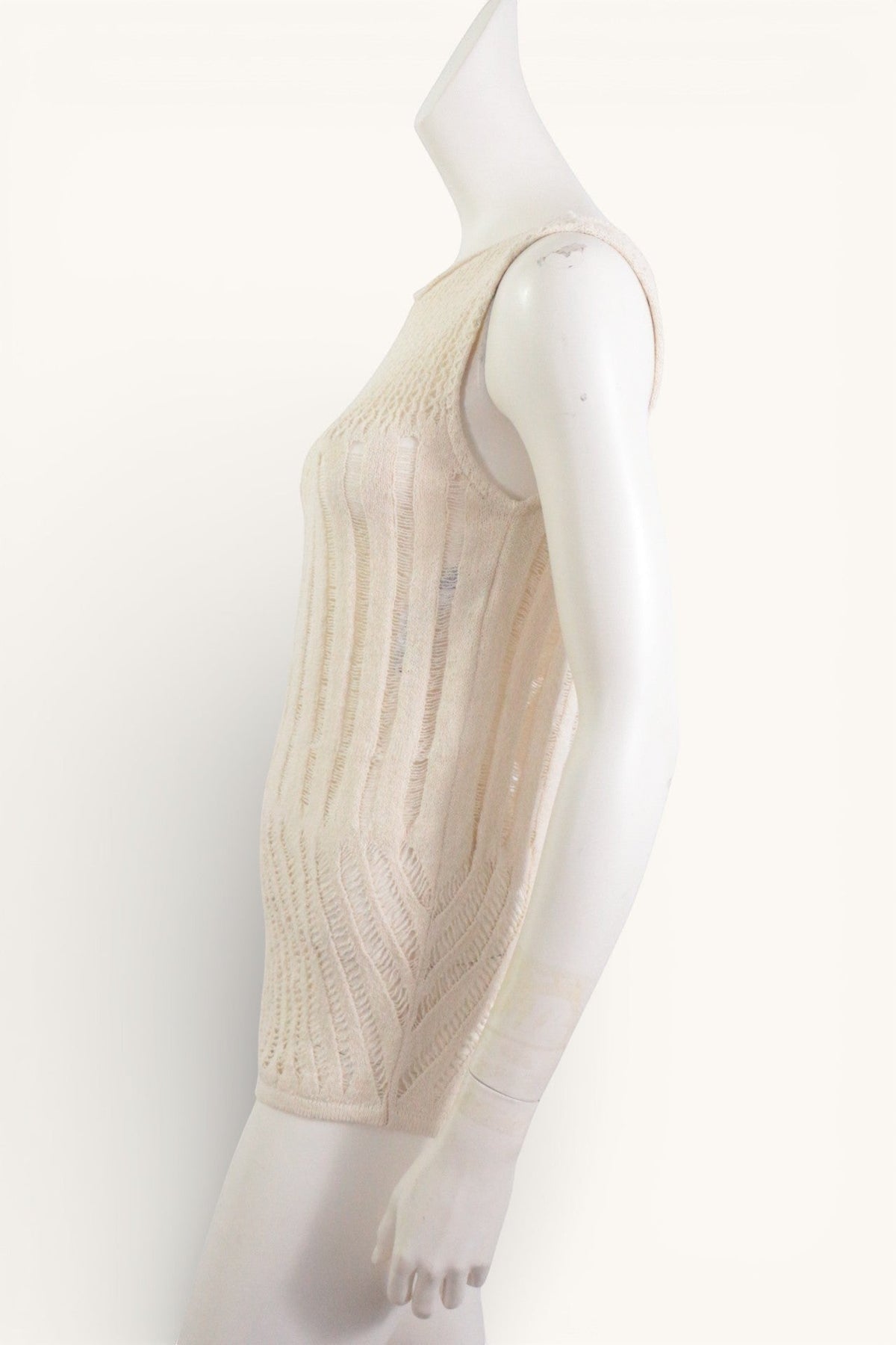 Pull sans manches Zara couleur crème en maille texturée, présenté sur un mannequin, disponible chez Frippindealz