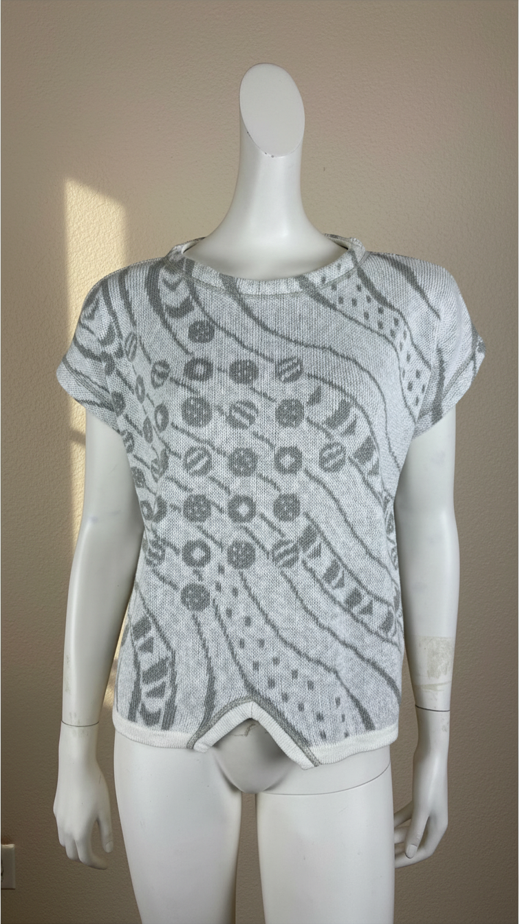 Pull vintage Frippindealz Made in Italy en coton et acrylique blanc et taupe avec motifs géométriques sur mannequin