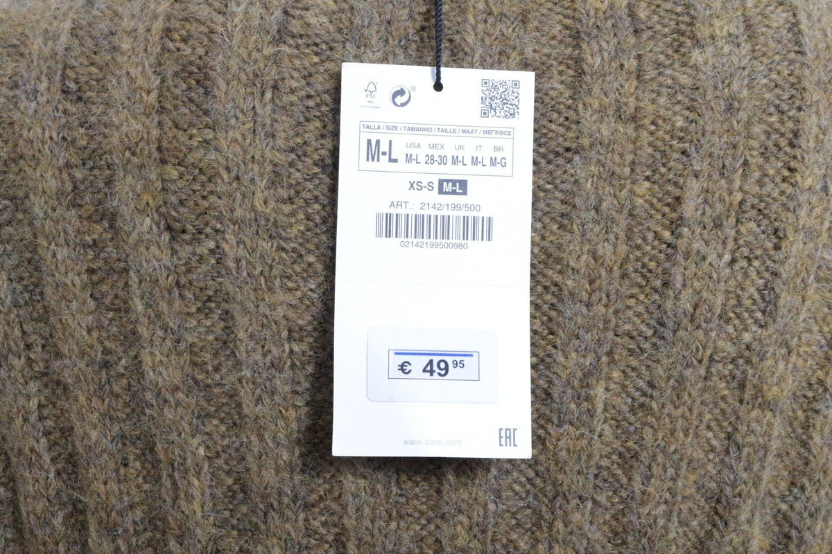 Gros plan sur la maille kaki d'un pull Zara neuf avec étiquette de prix Frippindealz