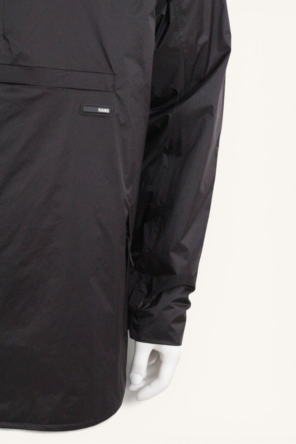 Veste imperméable noire Frippindealz Rains en polyamide avec poche avant et logo discret sur mannequin