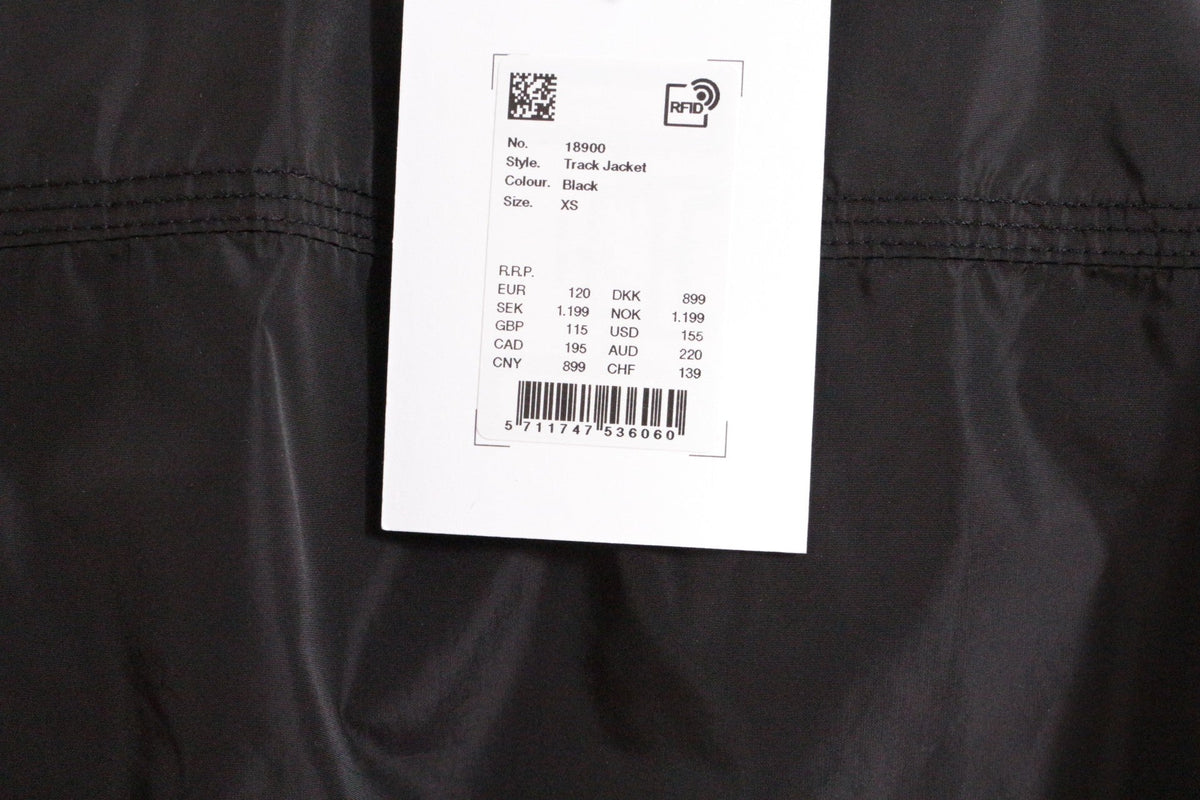 Étiquette de prix officielle sur une veste imperméable noire Frippindealz avec détails de modèle et code-barres