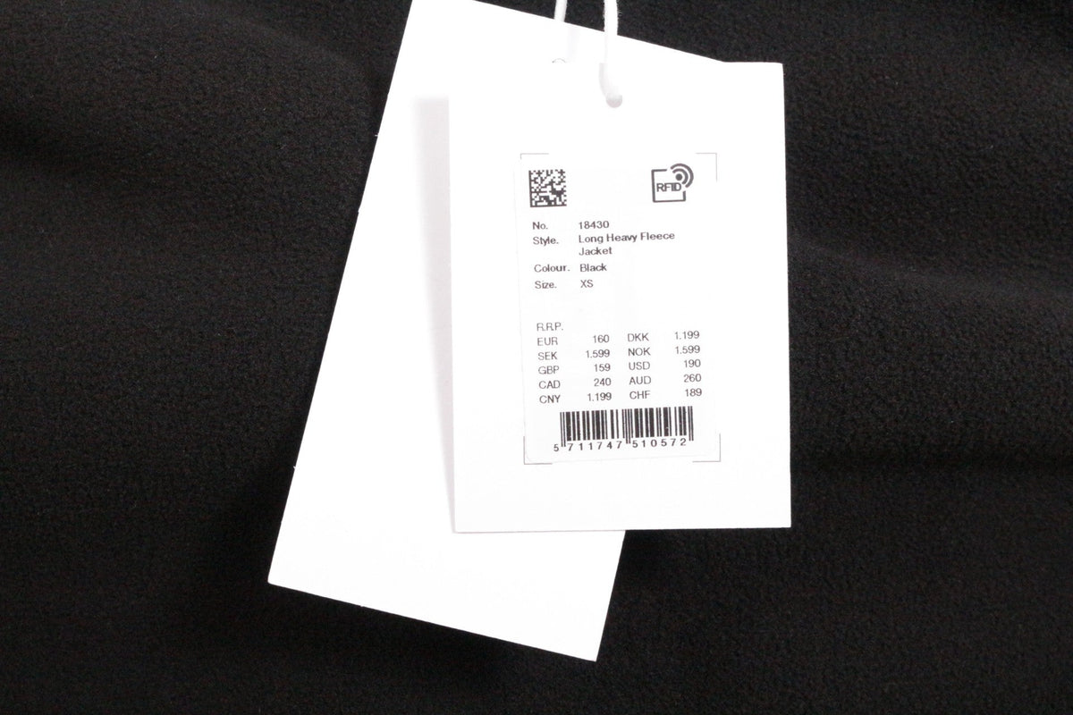 Étiquette de prix Frippindealz sur une veste polaire noire Rains avec détails de taille et code-barres