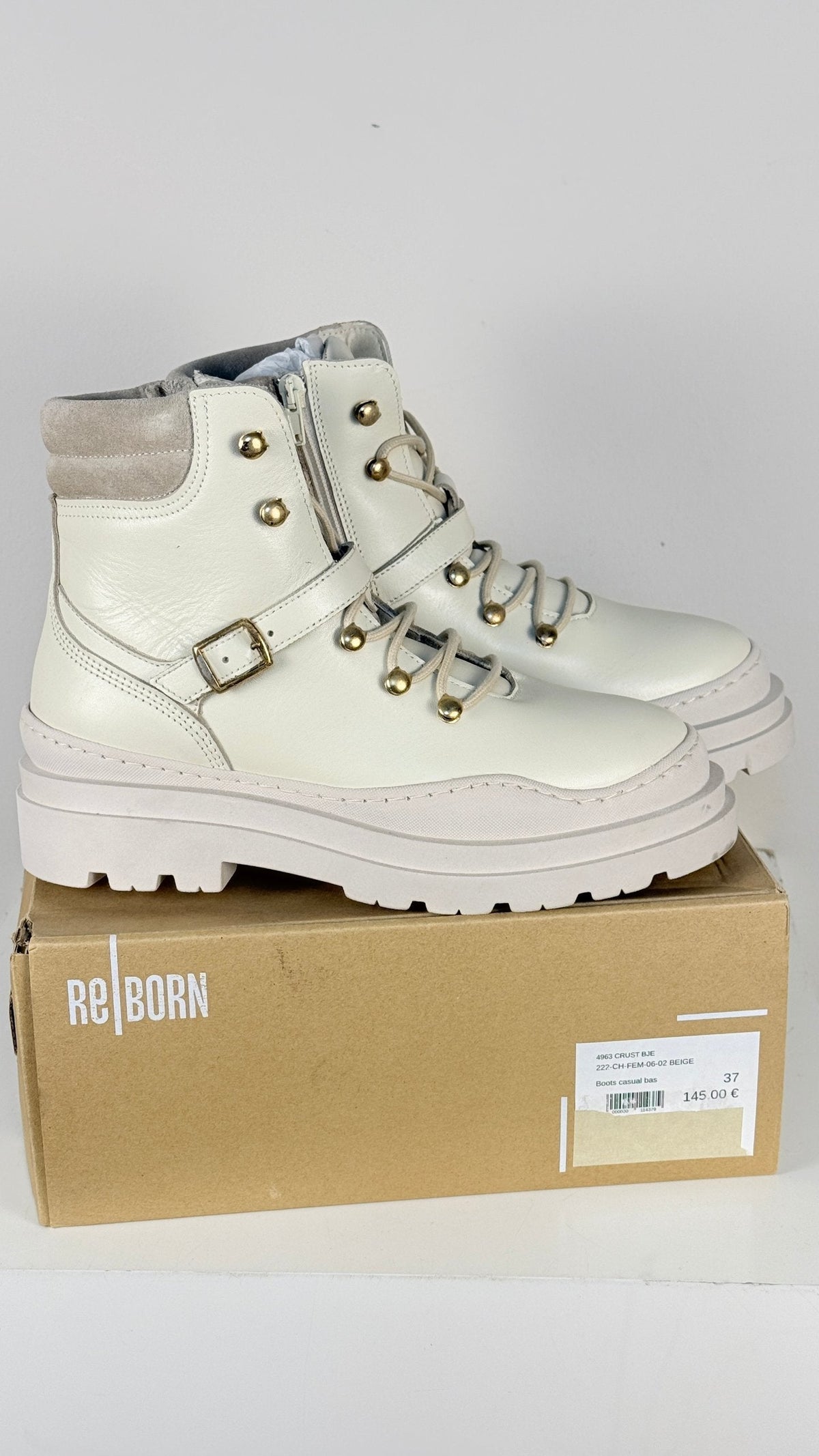 Bottes Frippindealz Reborn beige en cuir et suède avec lacets, œillets dorés et boucle décorative sur boîte