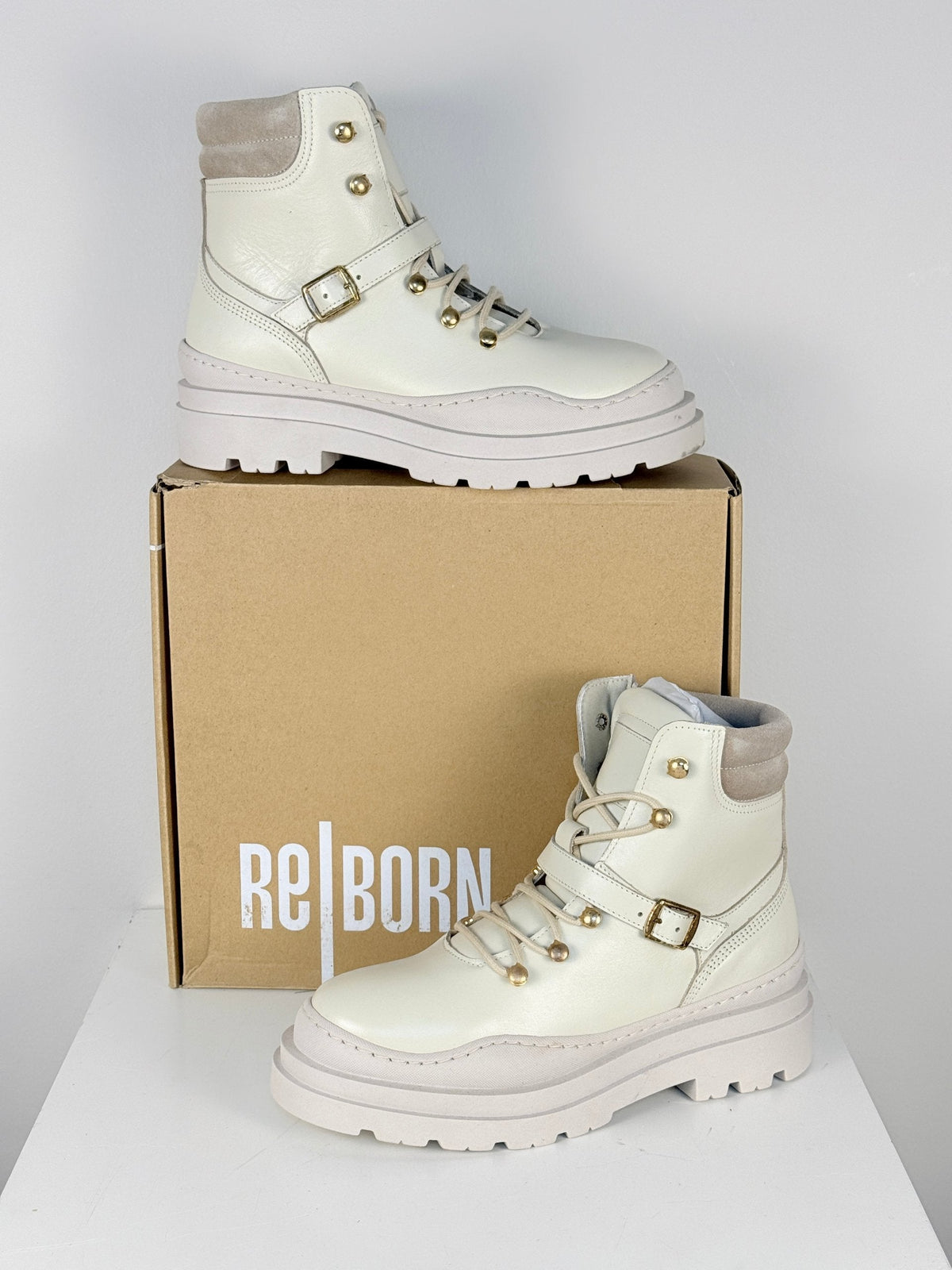Bottes Frippindealz Reborn beige en cuir et suède avec lacets, œillets dorés et boucle décorative, taille 37