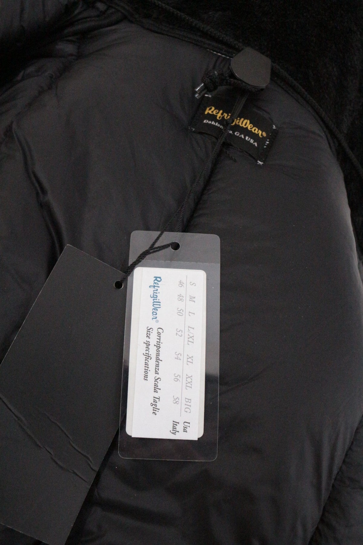 Étiquette de taille et logo de la marque Frippindealz sur une veste d'hiver noire Refrigiwear neuve