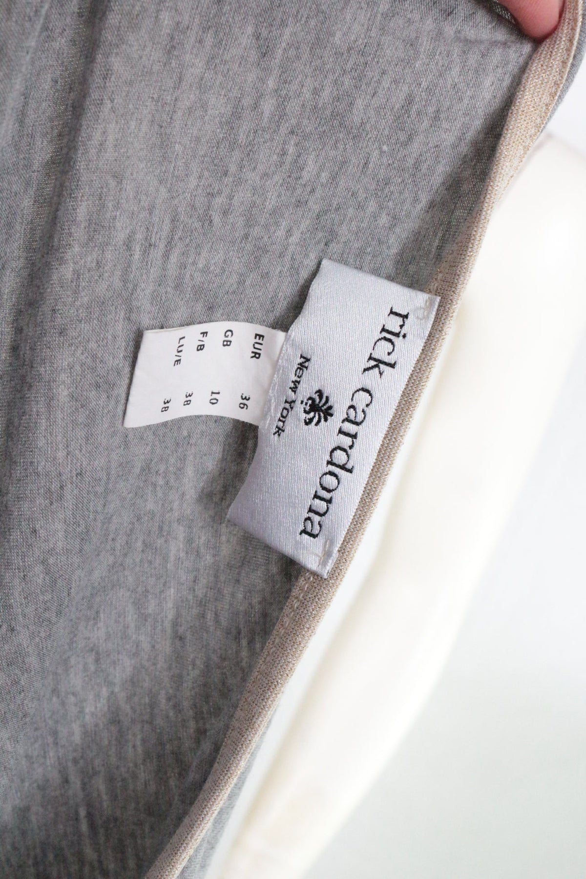 Étiquette de marque Rick Cardona sur un haut gris en viscose de Frippindealz montrant la taille 36