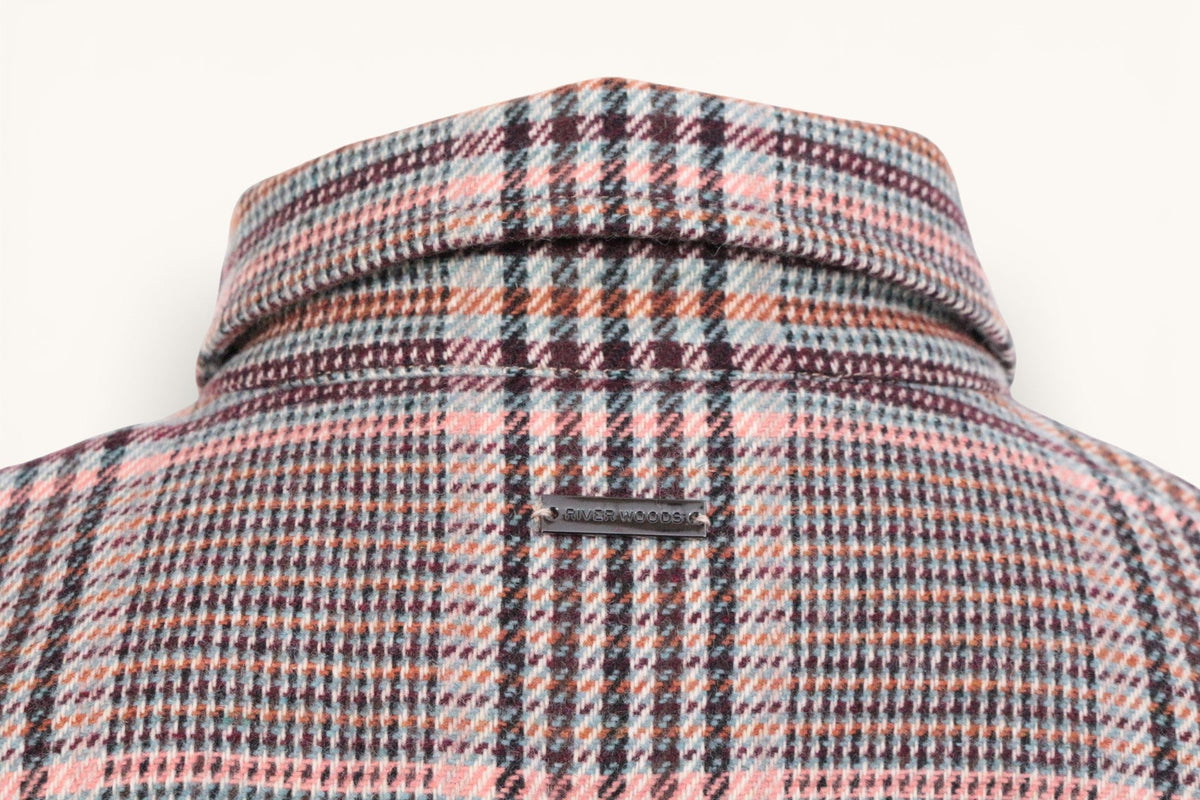Gros plan sur le col et le motif plaid beige et marron du manteau Frippindealz River Woods avec plaque logo