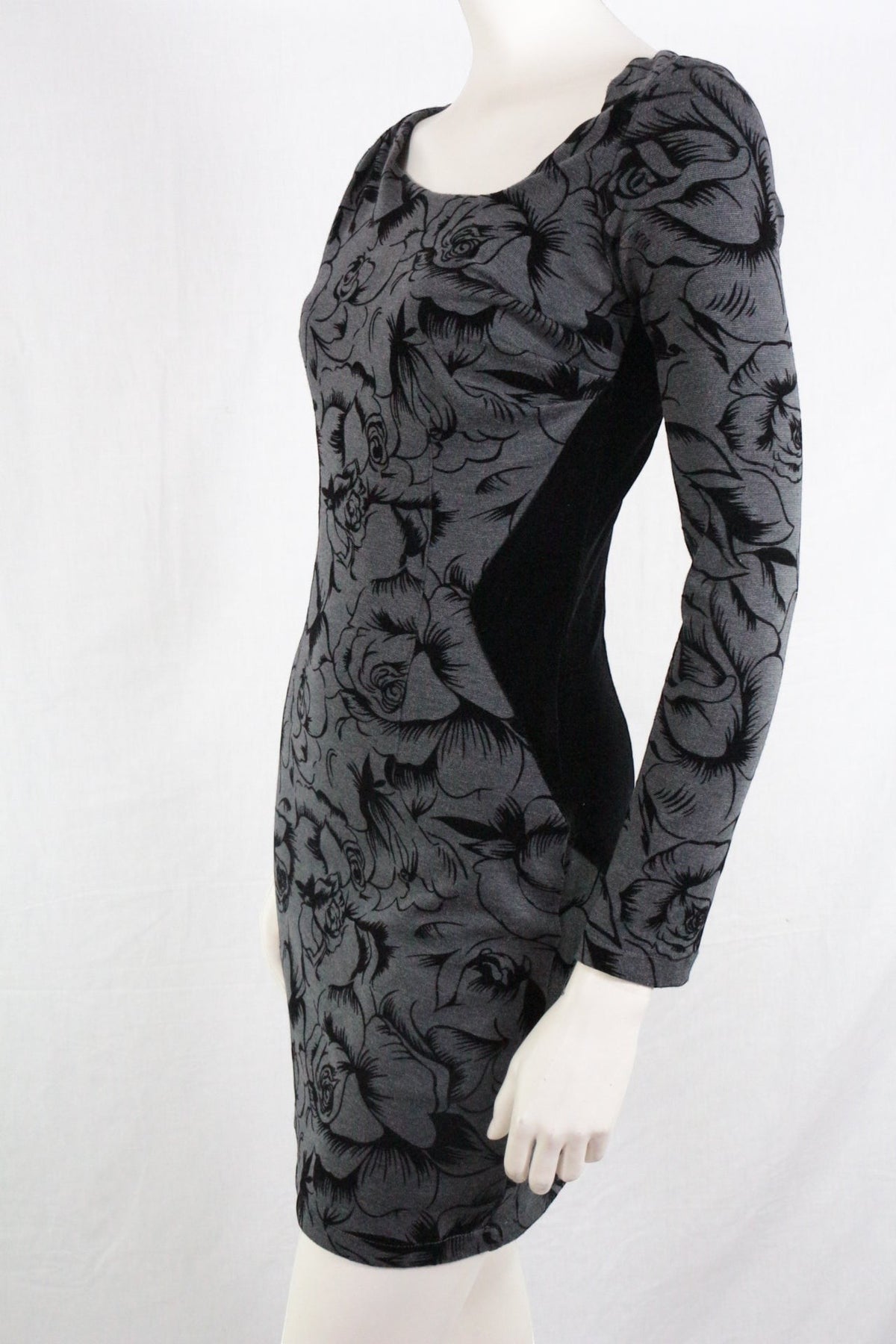 Robe ajustée Frippindealz grise et noire à manches longues avec imprimé floral sombre sur mannequin