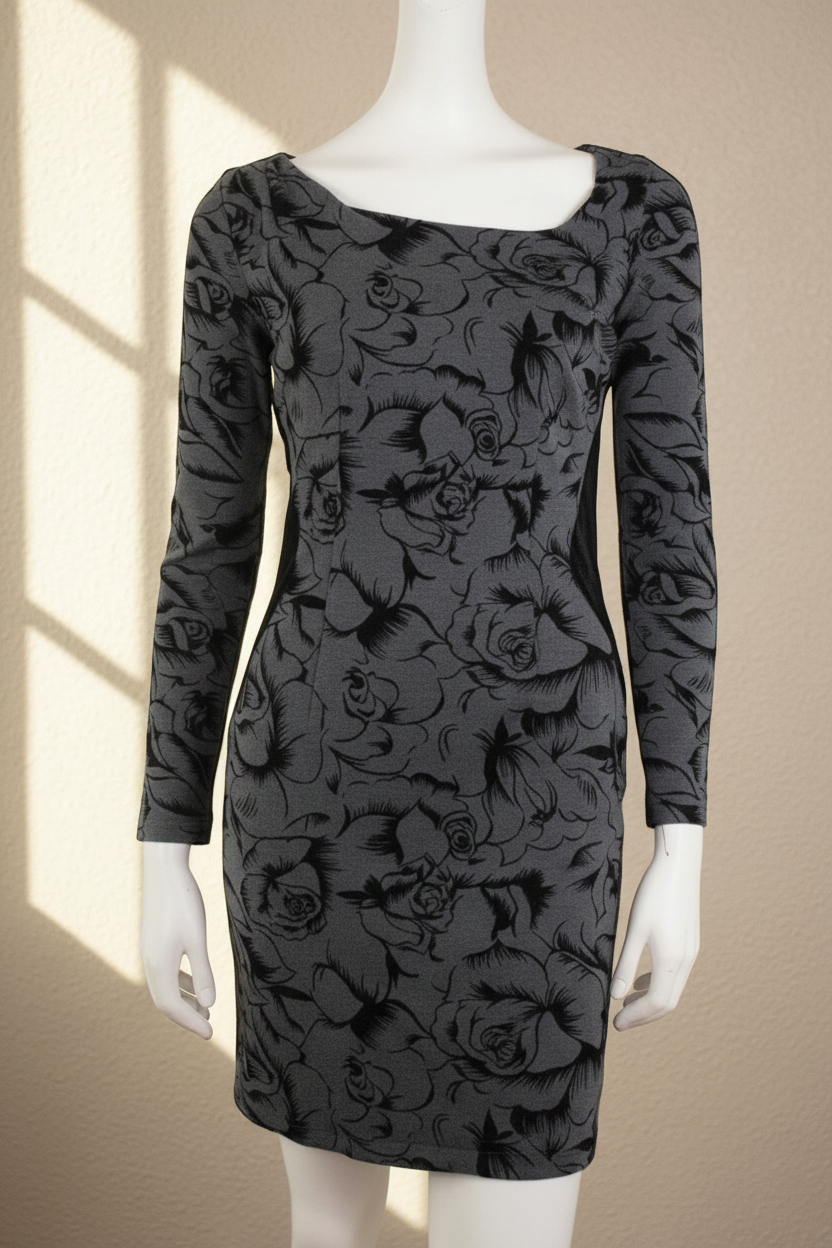 Robe ajustée Frippindealz grise et noire à manches longues avec un imprimé floral sombre sur un mannequin