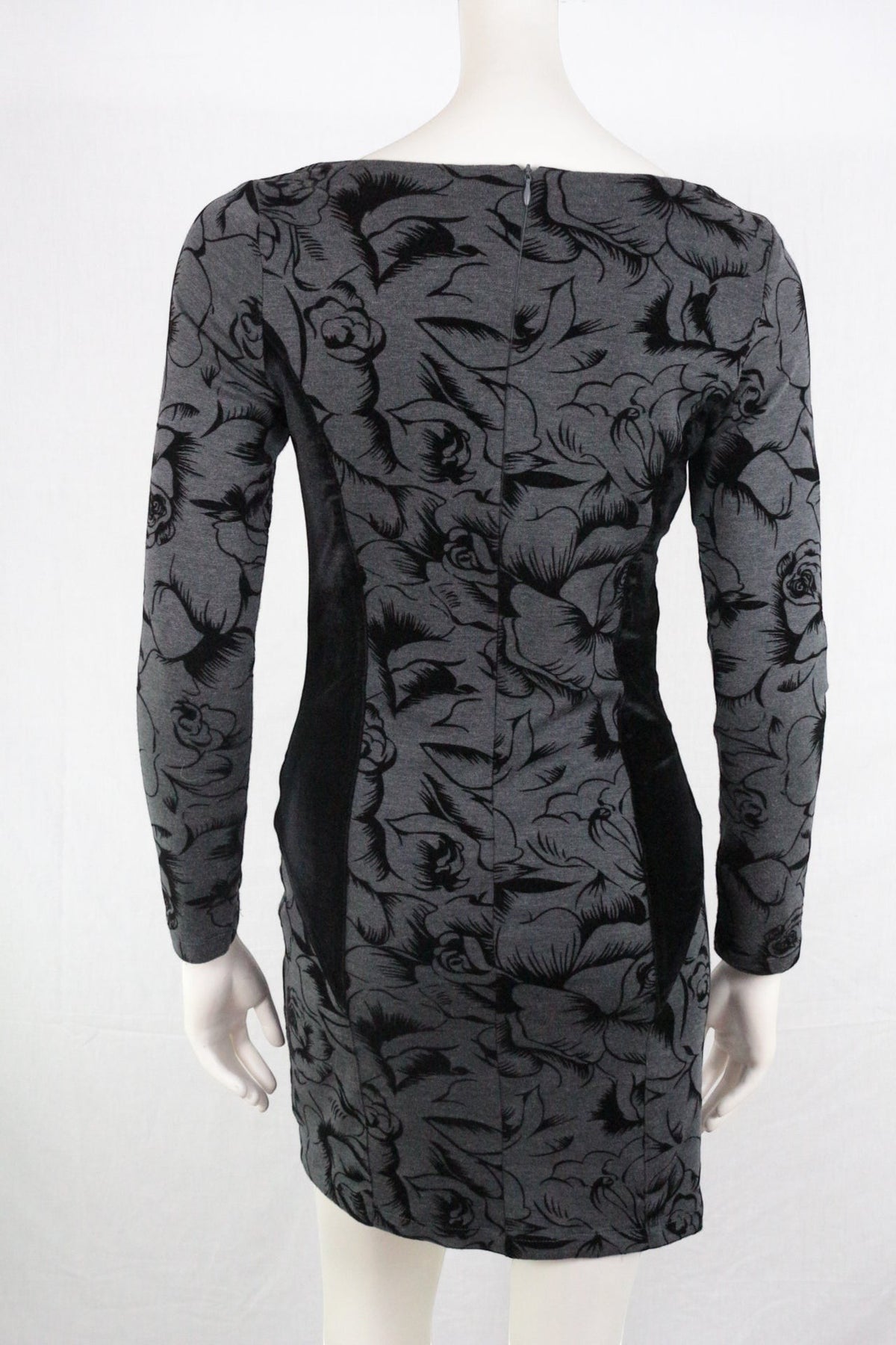 Robe courte Frippindealz ajustée grise et noire à manches longues avec imprimé floral sombre vue de dos
