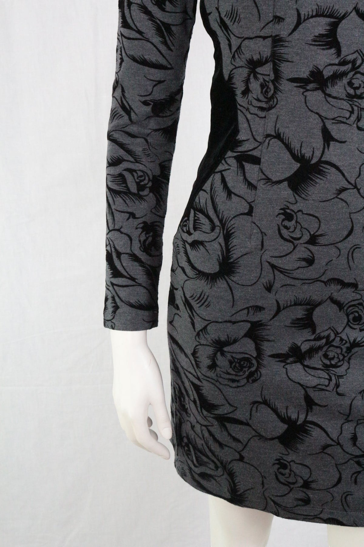 Robe ajustée Frippindealz grise et noire à manches longues avec un imprimé floral sombre élégant