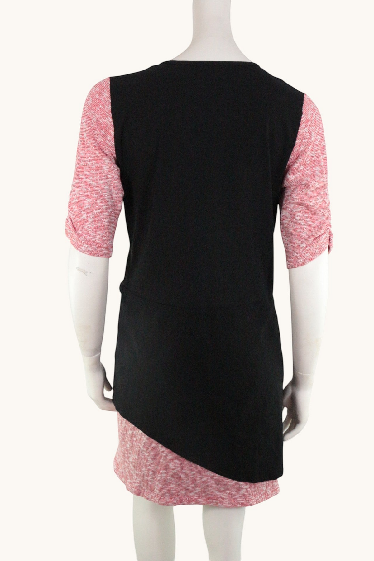 Vue arrière de la robe asymétrique Frippindealz en polyester noir et rose avec manches trois-quarts